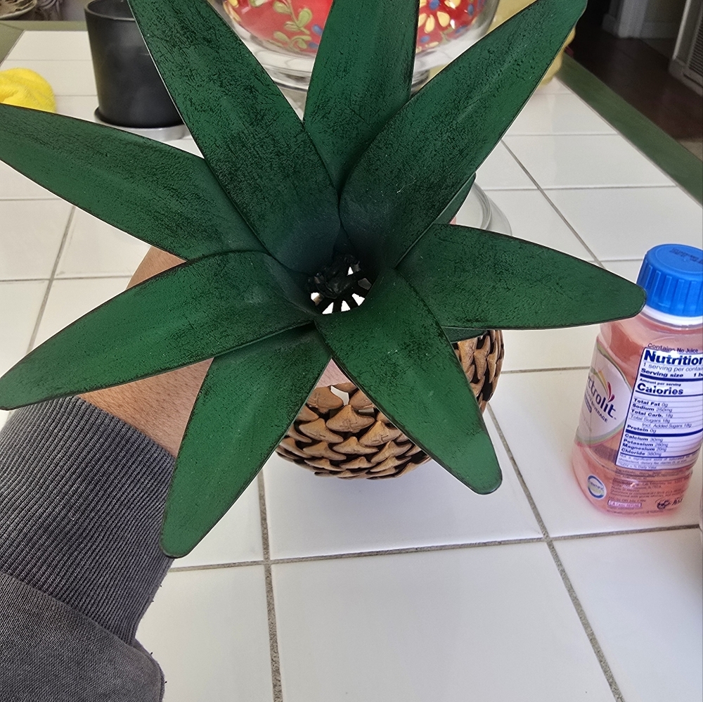 2 iron work pineapple 🍍 🍍 - Picture 2 of 4